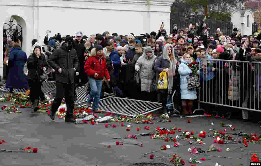 Марқұммен қоштасуға келген көп адамның легін полиция қойған темір шарбақ бөгеп тұра алмады