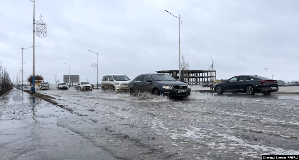 Ақтөбе облыстық төтенше жағдайлар департаменті Елек пен Қарғалы өзендері жағалауындағы тұрғындарды жұмаға қараған түні эвакуациялай бастады.Оларды қауіпсіз жерге көшіру үшін 80 автобус жіберілген. Қала әкімдігі Ақтөбедегі 18 мектепте эвакуация орталығы әзірленгенін хабарлады.