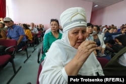 Алматы облысы Үлкен ауылында атом электр станциясын салу мәселесін талқылауға жиналған адамдар. 20 тамыз, 2023 жыл.