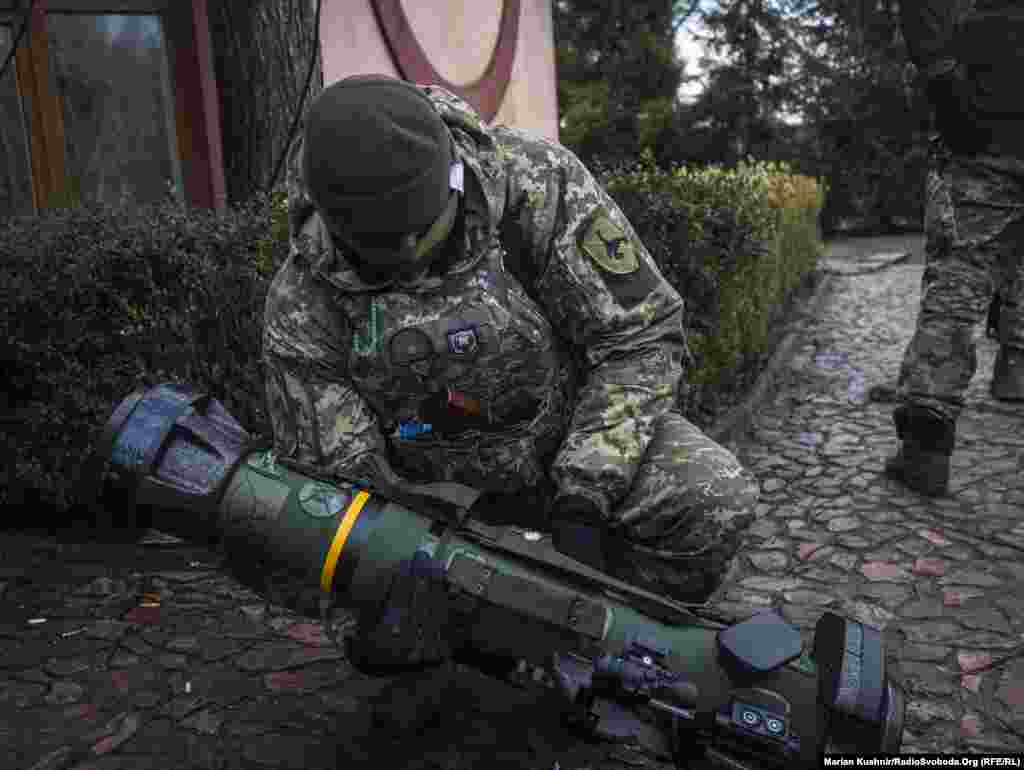 Український військовий з джавелліном. Макарів, Київська областьб 4 березня 2022 року