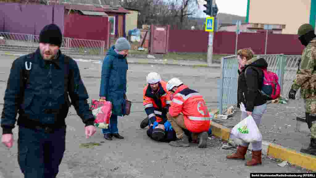 &laquo;Це непросто. Адже російські терористи не тримають слово. Немає жалю навіть до діток і жінок, до поранених. Вони обстрілюють житлові квартали. Вони обстрілюють мирних людей під час евакуації&raquo;, &ndash; сказав Резніков.&nbsp;Ірпінь, Київщина. 7 березня 2022 року