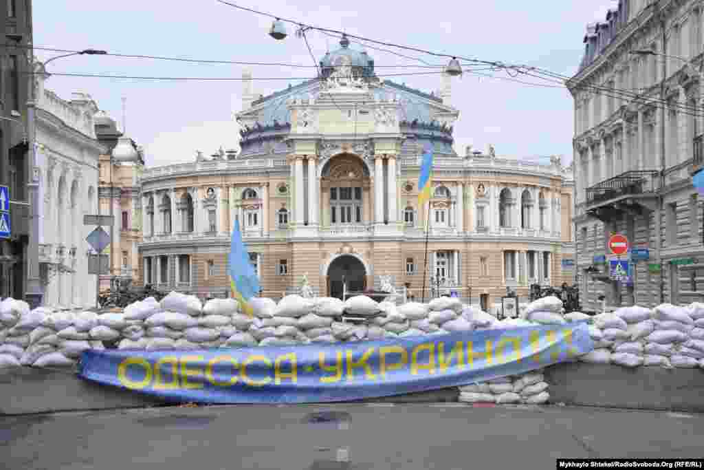 Візитівка Одеси &ndash; Національний академічний театр опери та балету. Історики нагадують, що останнього разу він так виглядав у 1941 році, коли Одесу взяли в облогу нацисти. Одеса, 5 березня 2022 року