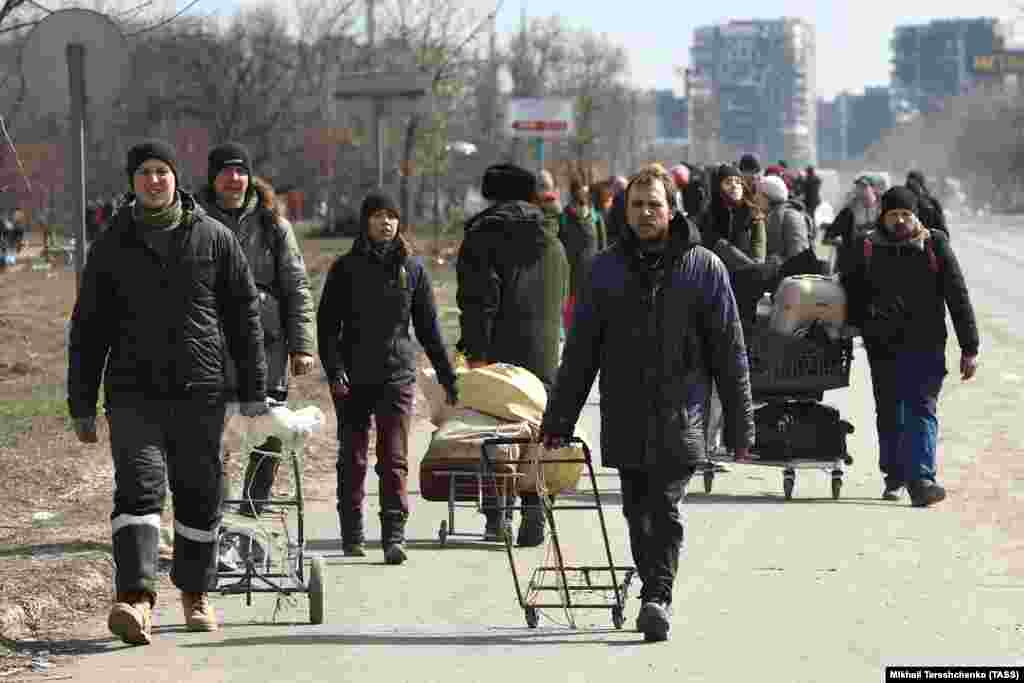 Містяни готуються до спроби пішої евакуація зі зруйнованого російськими обстрілами Маріуполя, 20 березня 2022 року