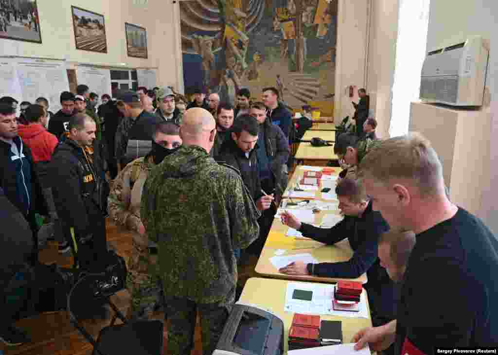 Батайскідегі азаматтар тексерістен өтіп жатыр.