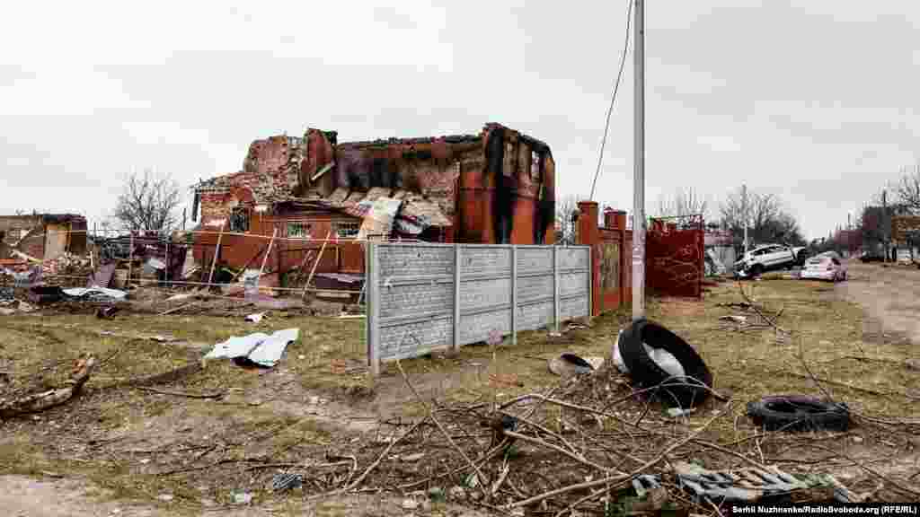 Знищені російськими обстрілами будинки в селі Новосілки біля Чернігова. 6 квітня 2022 року