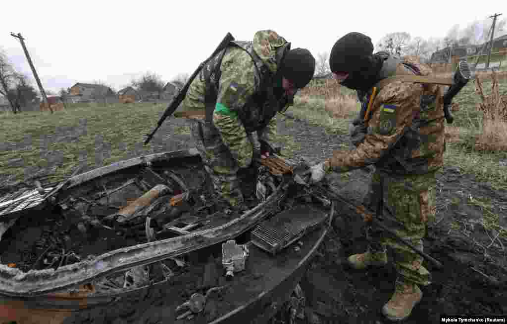 Сапери працюють із залишками російського танка під Мотижином, 10 квітня 2022 року