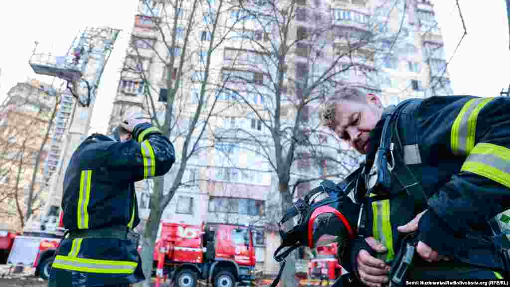 Наслідки обстрілу російськими військовими житлового будинку в Святошинському районі. Київ, 15 березня 2022 року