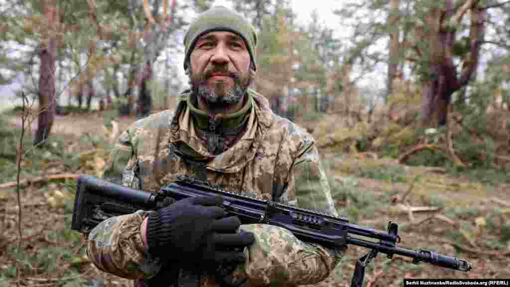 Український військовий тримає трофейний автомат Калашникова АК-12, захоплений під час бою з російськими військами, 31 березня 2022 року