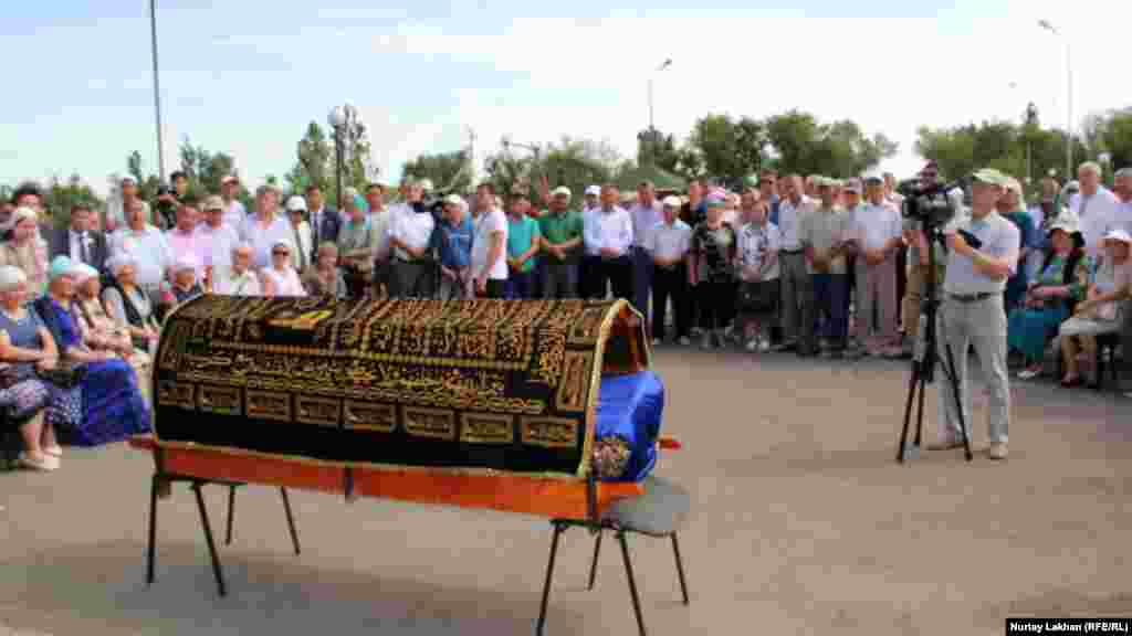 Археолог Бекмұханбет Нұрмұханбетовтің жаназасына келген жұрт.