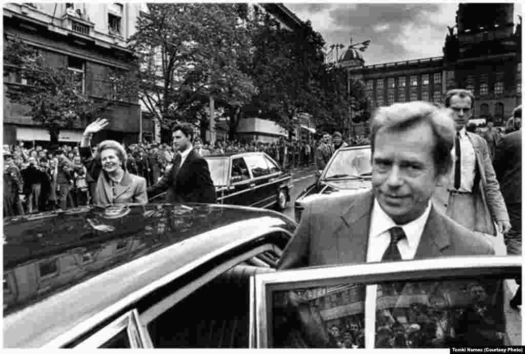 1990-cı il 18 sentyabr. Britaniyanın Baş naziri Margaret Thatcher-in Praqaya səfəri zamanı prezident Havel onu m&uuml;şayiət edir.