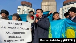 Белсенді Жанболат Мамай Республика алаңындағы митингіде сөйлеп жатыр. Алматы, 16 желтоқсан 2021 жыл.