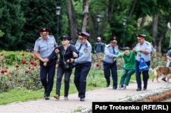 Полиция митингіге келгендерді ұстаған сәт. Алматы, 9 маусым 2019 жыл.