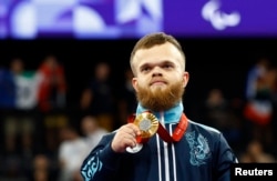 Пауэрлифтингтен Париж паралимпиадасының чемпионы Давид Дегтярев. 4 қыркүйек, 2024 жыл.