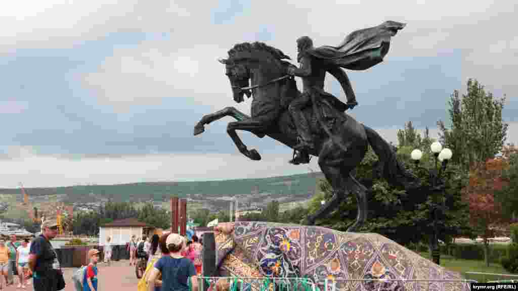 Нещодавно встановлений пам&#39;ятник генералу Петру Котляревському в Феодосії