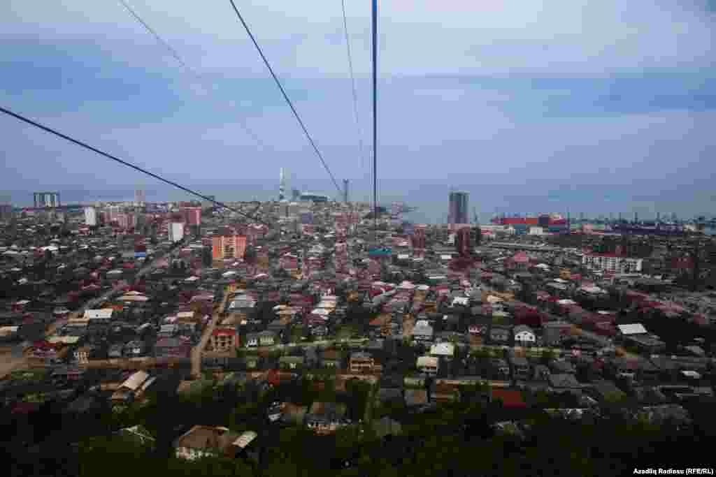 Bundan başqa şəhərin ən yüksək yerinə qalxmaq üçün 2012-ci ildən etibarən kanat fəaliyyət göstərir. Cəmi 3 lari qarşılığında siz şəhərin bütün gözəlliklərini quş baxışı olaraq görə bilərsiniz. Bu da həmin kanatdan çəkilmiş bir foto.