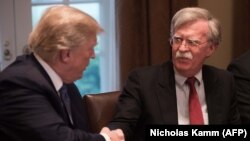 Donald Trump (solda) və John Bolton 