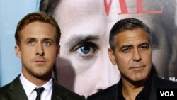 Aktyor Ryan Gosling "Mart idaları" filmində oynadığı aktyor George Clooney ilə birlikdə.