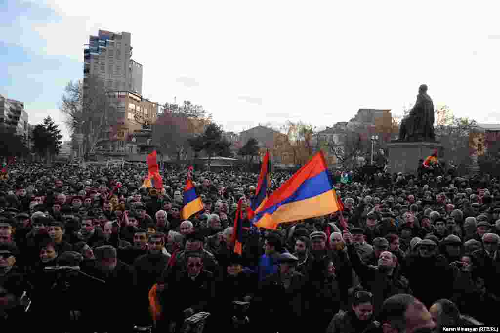 Hovhannisian-ın tərəfdarları Yerevanda etiraz aksiyasında. &nbsp;20 fevral 2013