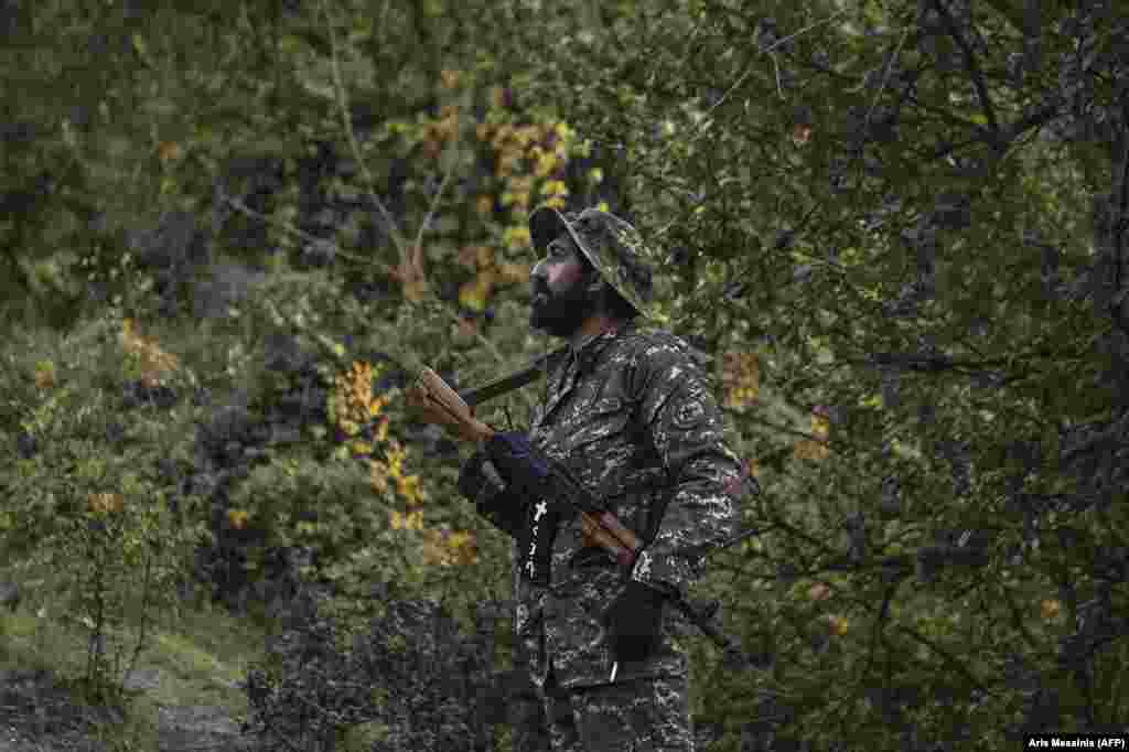 Озброєний боєць-доброволець стоїть на поготові. На зброї білою фарбою намальований християнський хрест та літери вірменського алфавіту що означають &laquo;Вірменська революційна федерація&raquo; (ВРФ). ВРФ &ndash; це націоналістична політична партія, яка була сформована в Османській імперії в 1890-х роках з метою &laquo;захисту вірменських сіл від масових убивств, які були широко поширені в деяких населених вірменами районах імперії&raquo;. &nbsp; &nbsp;