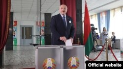 Alexander Lukashenko səs verir, 9 avqust 2020