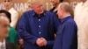 Дональд Трамп и Владимир Путин на саммите Азиатско-Тихоокеанского экономического сотрудничества (АТЭС) во Вьетнаме, 10 ноября 2017 года