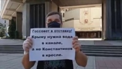 Сергій Акімов проводить одиночний пікет під будівлею російського парламенту Криму, 17 вересня 2020 року