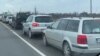 Люди стоять у чергах по три доби, втікаючи від війни – відео з українсько-польського кордону