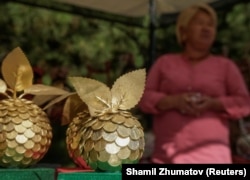 Қала күні мерекесіндегі кәдесыйлар. Алматы, қыркүйек, 2017 жыл.