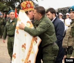 Тодішній ватажок угруповання «ДНР» Олександр Захарченко (в центрі), за спиною у нього Денис Пушилін. Савур-могила, Донецька область, 8 травня 2015 року