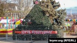 Новорічна ялинка на центральній площі Керчі, грудень 2019 року