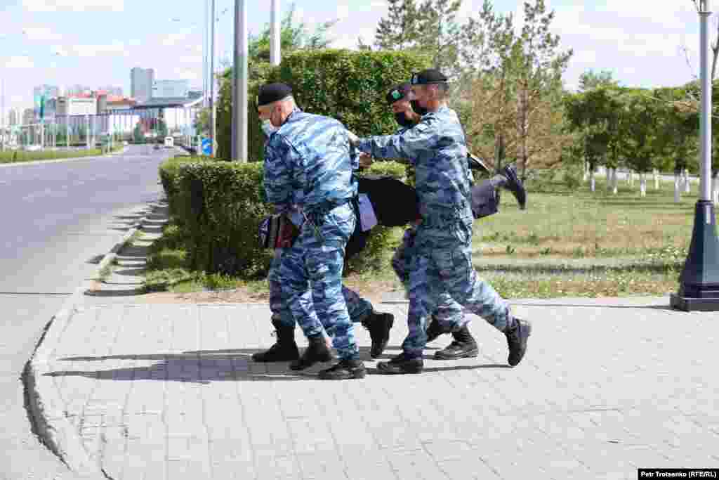 Нұр-Сұлтанда &quot;митинг орнын&quot; полиция темір кедергімен қоршап тастады.&nbsp;Полиция Азаттық тілшісіне алаңның қоршалуы коронавируске қарсы дезинфекциямен байланысты деп айтқан. Бірақ дезинфекция жасаушылардың алаң ішінде ешқандай жұмыс жүргізбеген.