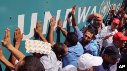 Fələstinlilər UNRWA-in Qəzzadakı qərargahı qarşısında etiraz edirlər.