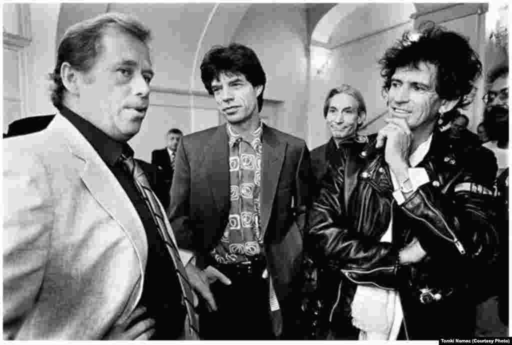 1990-cı il 18 avqust. Rok həvəskarı olan Havel Rolling Stones qrupunun &uuml;zvləri ilə g&ouml;r&uuml;şdə.&nbsp;