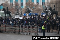 Республика алаңына Қаңтар қырғыны құрбандарын еске алу шарасына жиналған адамдар. Алматы, 13 ақпан 2022 жыл.