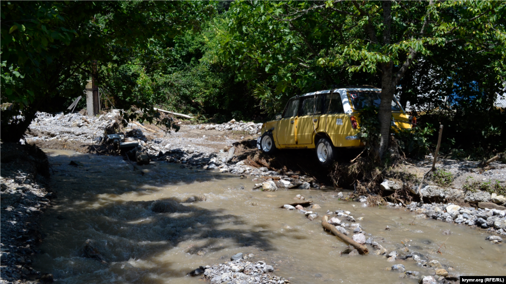 Наслідки повені в Ялті. Вода пробила собі нове русло, несучи з собою тонни глини і каміння, змивши і засипавши автомобілі й дорогу, вздовж якої проходить водогін, що забезпечує питною водою Ялту