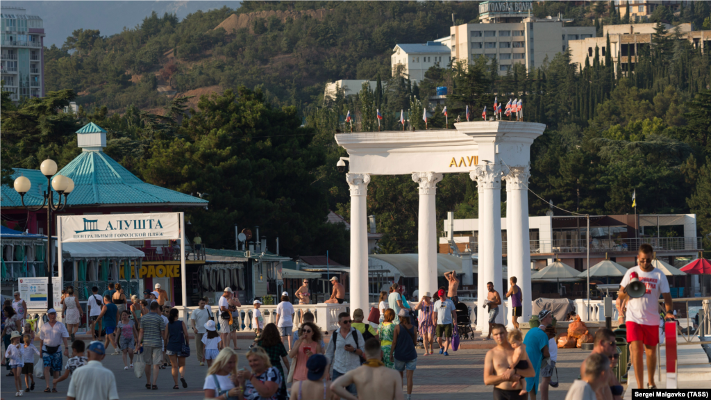 На набережній Алушти багатолюдно