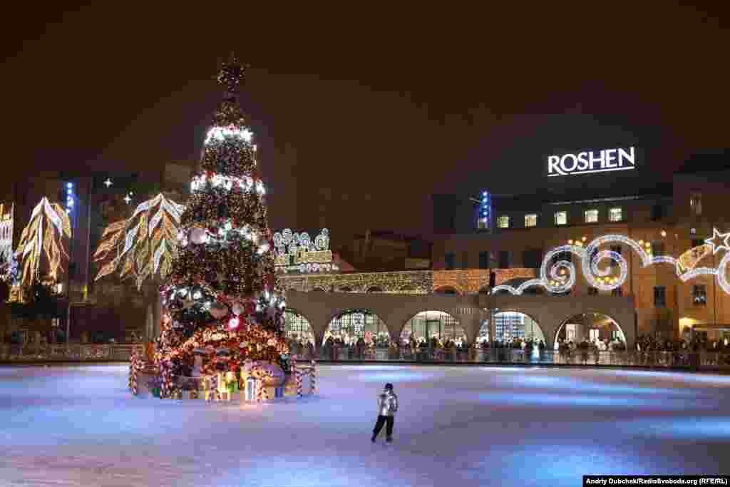 Ковзанка від ROSHEN, площею&nbsp;2 тисячі квадратних метрів, зі святковою ялинкою посередині, вже відкрита для відвідувачів у Киві з 30 листопада 2020 року