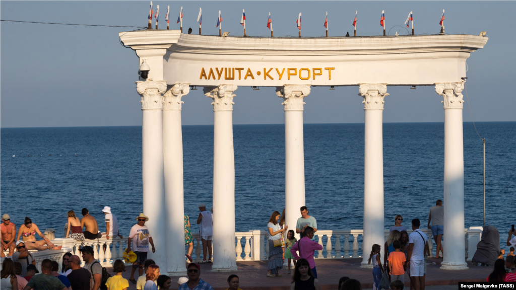 Ротонда на набережній Алушти вважається візитівкю міста. Її можна побачити, спускаючись до моря по вулиці Жовтневій або Горького